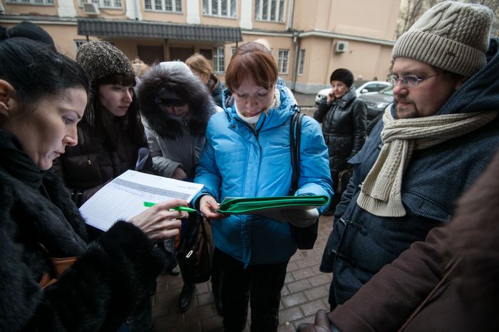 Валютные заемщики собрались у отделения Абсолют Банка в Москве