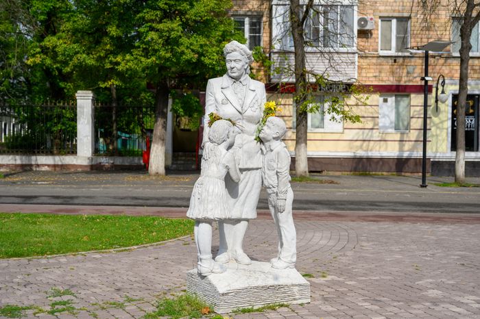 Памятник труженице тыла на центральной аллее проспекта Ленина в Электростали