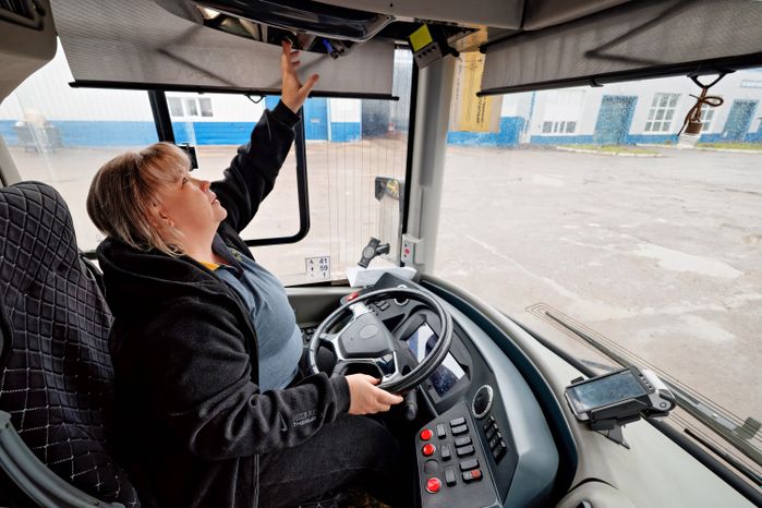 Водитель автобуса Мострансавто проходит предрейсовый осмотр перед выходом на линию