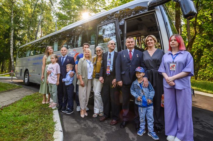 Торжественные проводы основного и дублирующего экипажей космонавтов МКС-72 на Байконур в Звездном городке