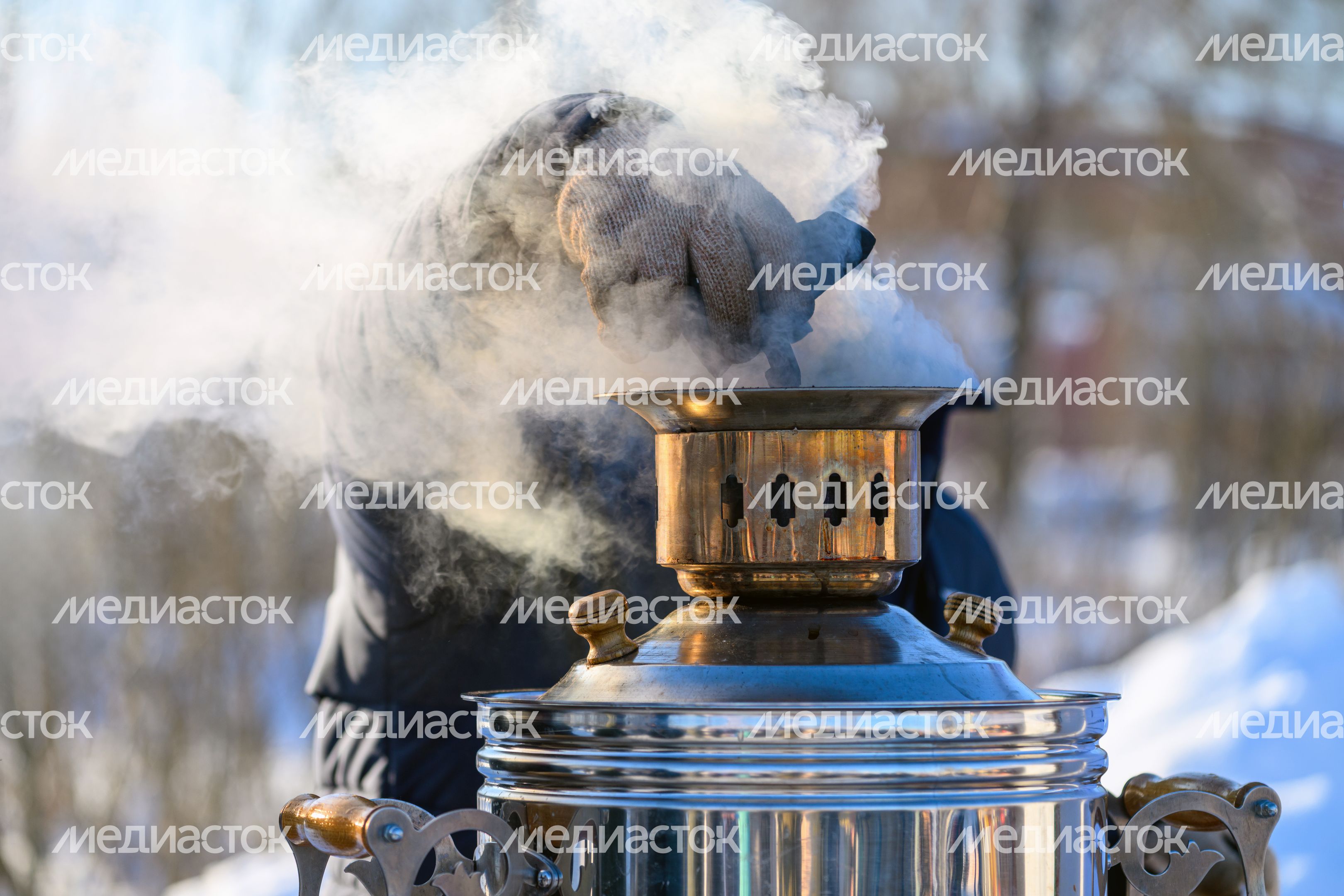 Чаем из самовара угощали в мороз гостей гастрономического фестиваля «Русский холодец» в парке «Меленки» Чаем из самовара угощали в мороз гостей гастрономического фестиваля «Русский холодец» в парке «Меленки»
