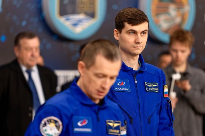 Космонавты основного экипажа МКС-73 С.Н. Рыжиков и А.В. Зубрицкий на комплексной тренировке в Звездном городке