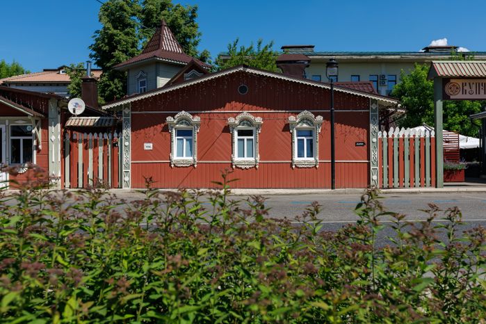 Летние виды улицы Московской со старинными домами в Звенигороде