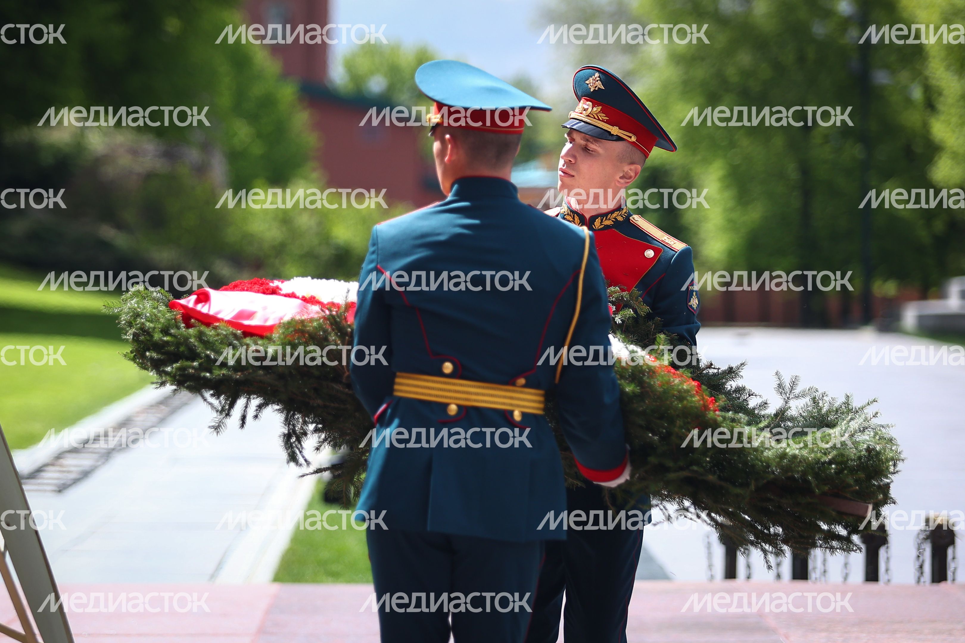 Возложение губернатором венка к Могиле Неизвестного Солдата