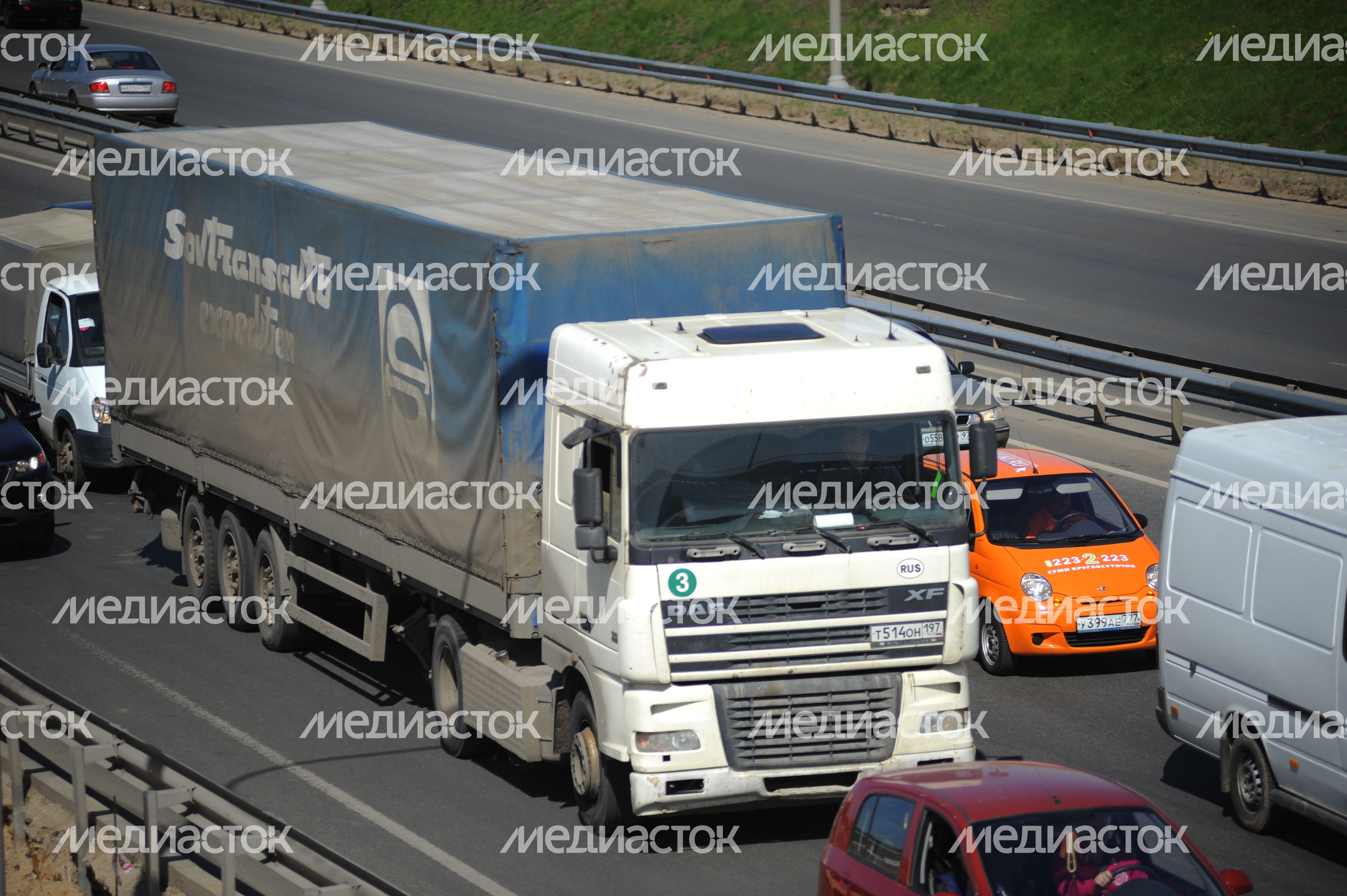Автомобильное движение по Калужскому шоссе в Москве