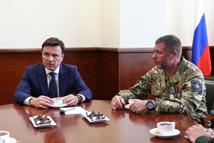 Андрей Воробьев вручил госнаграды добровольцам подразделения БАРС