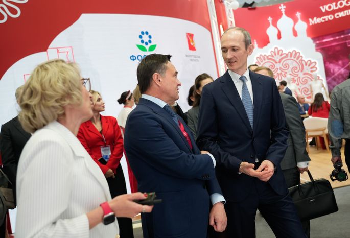 Дмитрий Григоренко посетил подмосковный стенд на ПМЭФ-2026