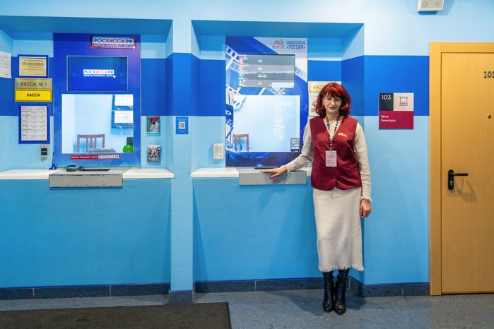 Униформа сотрудников Дворца культуры «Россия» в Серпухове оформлена в цветах проекта «Умный ДК»