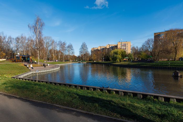 Пруд в Городском парке культуры и отдыха Долгопрудного осенью