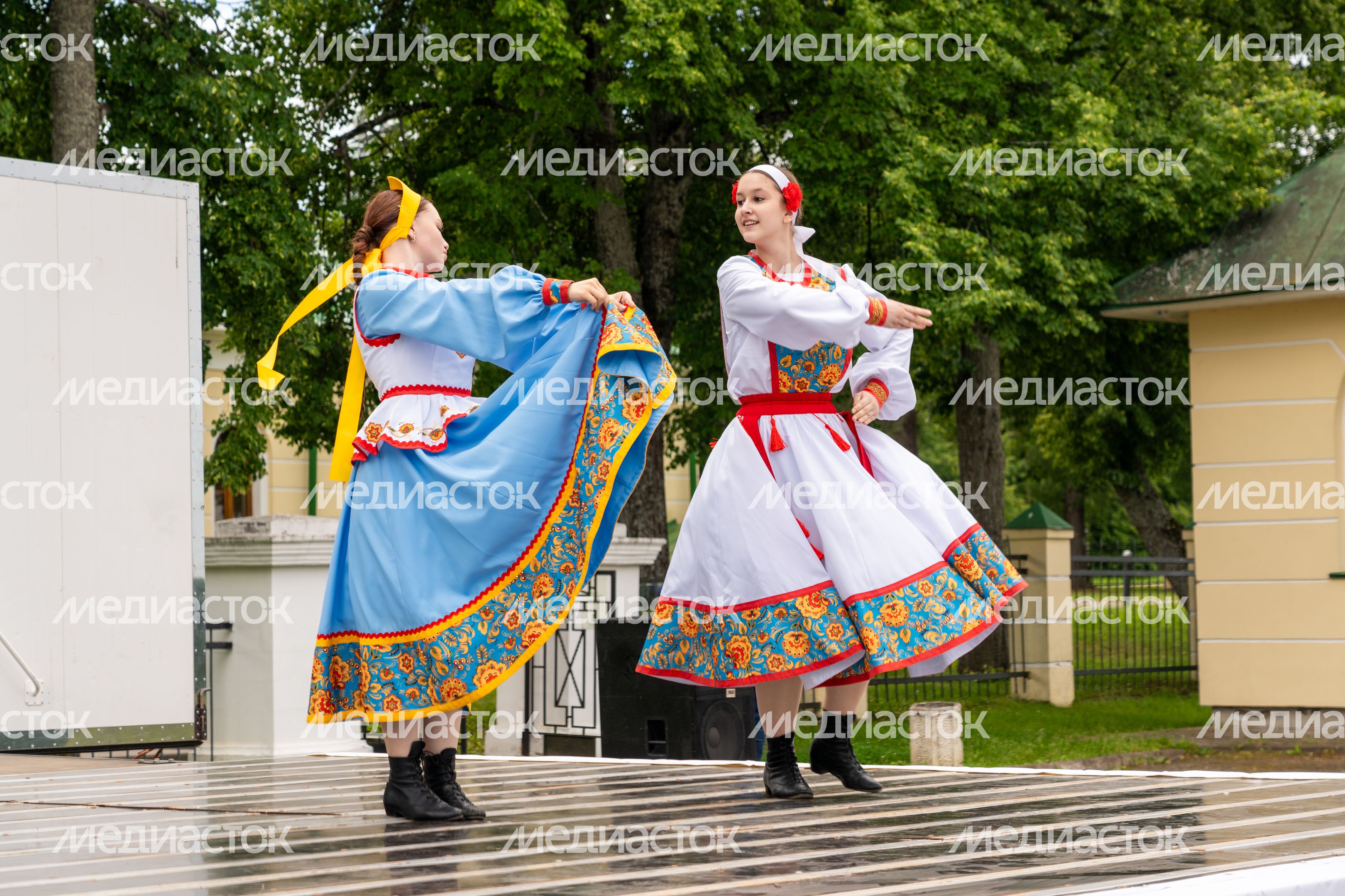 Развлекательная программа для гостей гастрономического фестиваля «Каша из топора на полях Бородина» на Бородинском поле