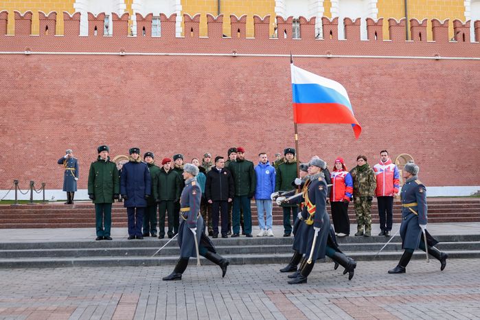 Андрей Воробьев возложил цветы к Вечному огню вместе с героями СВО и волонтерами
