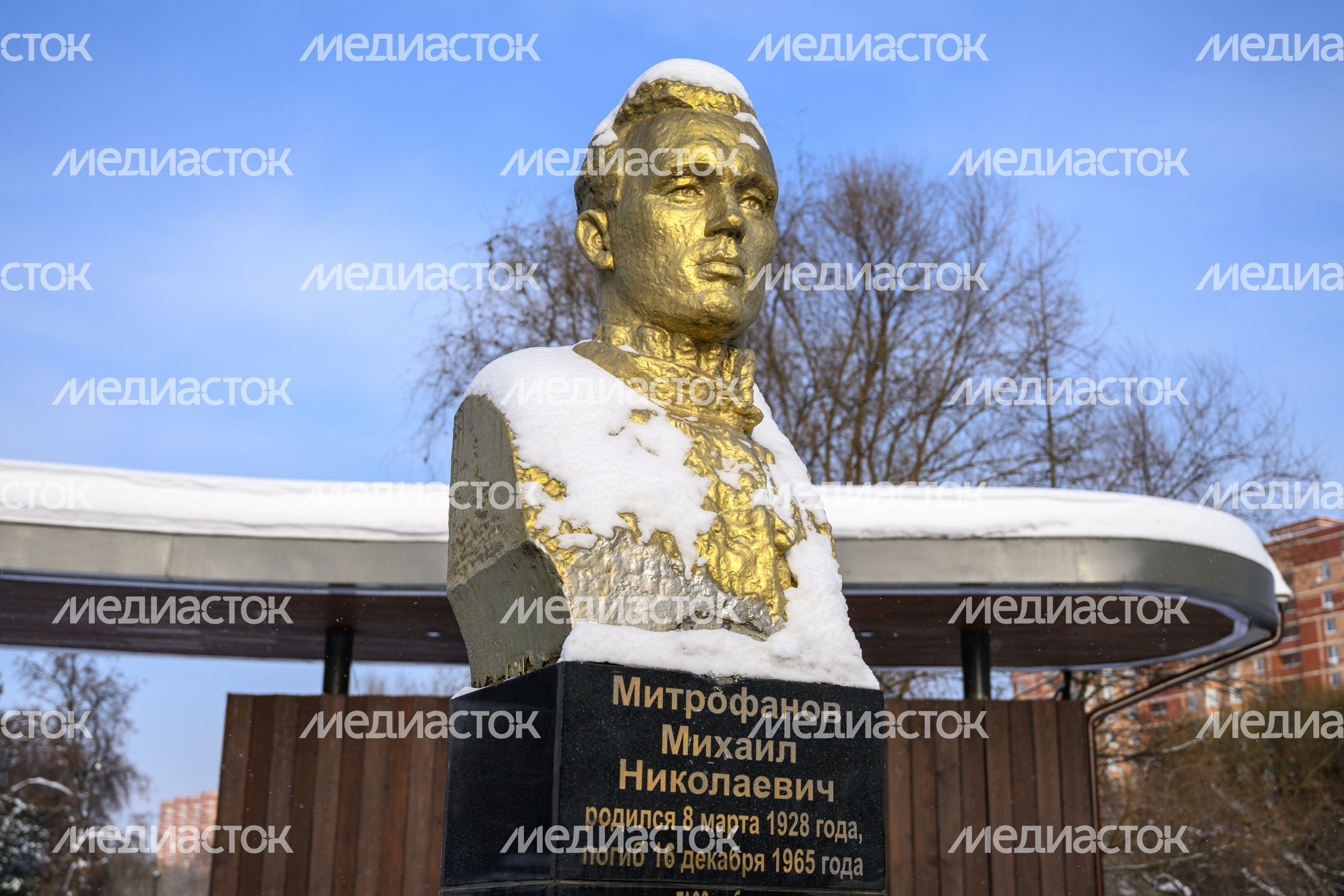 Бюст Михаила Николаевича Митрофанова у входа в Наташинский парк в Люберцах Бюст Михаила Николаевича Митрофанова у входа в Наташинский парк в Люберцах