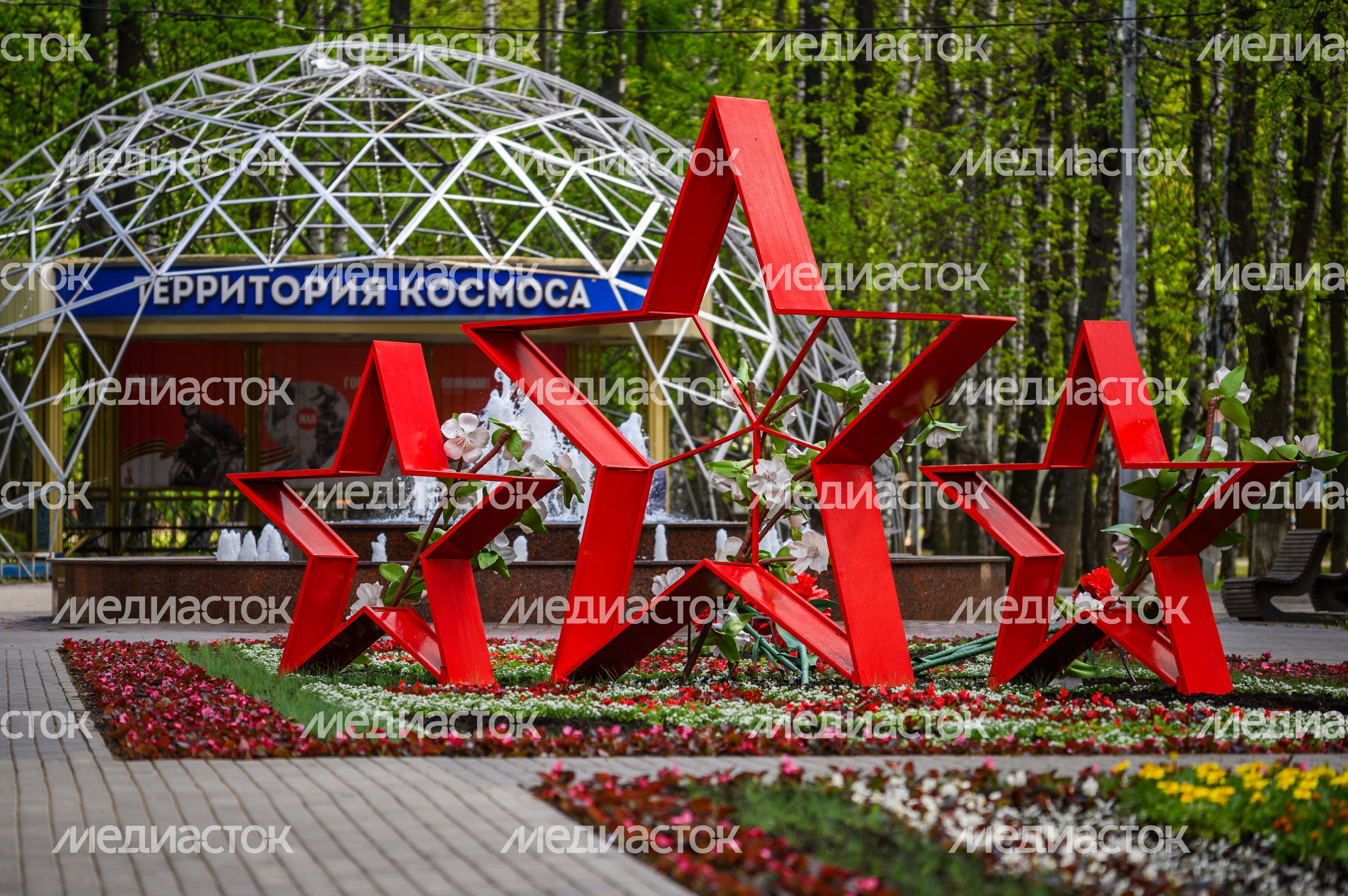 Праздничная атрибутика в Центральном городском парке Королева Праздничная атрибутика в Центральном городском парке Королева