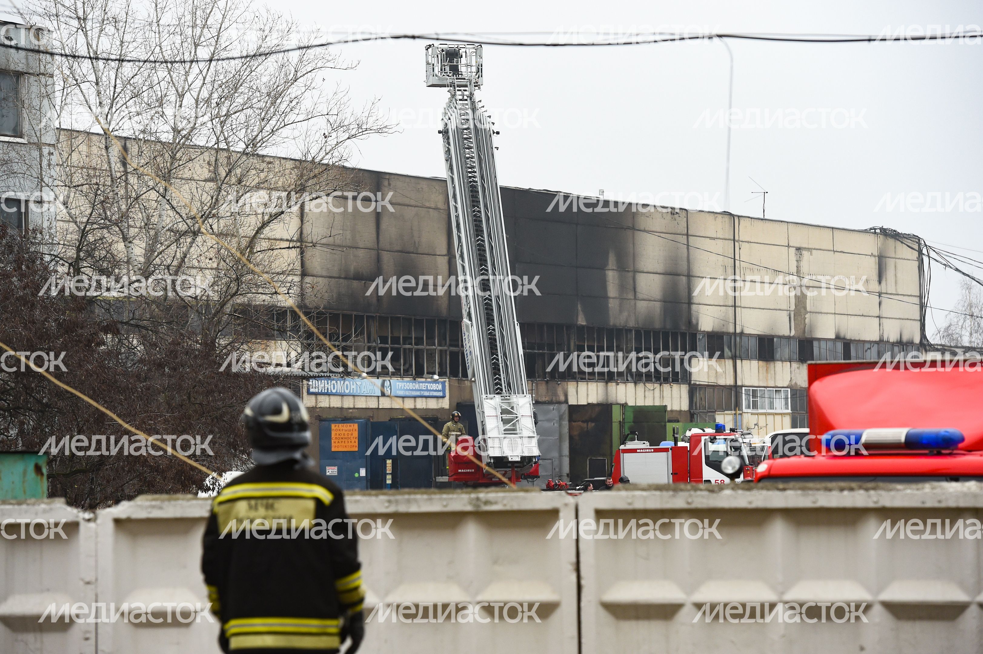 Пожар в складском помещении на улице Маршала Прошлякова в Москве