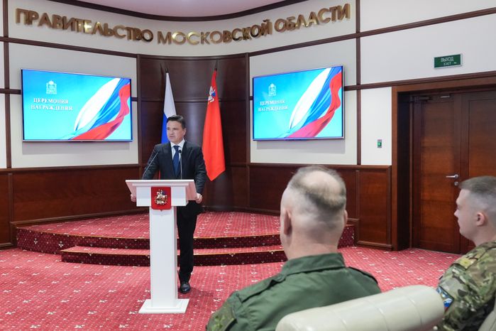 Андрей Воробьев вручил ордена и медали добровольцам из Подмосковья