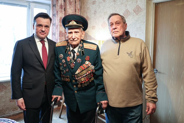Губернатор присвоил знание Почетного гражданина ветерану Великой Отечественной войны Александру Золотову