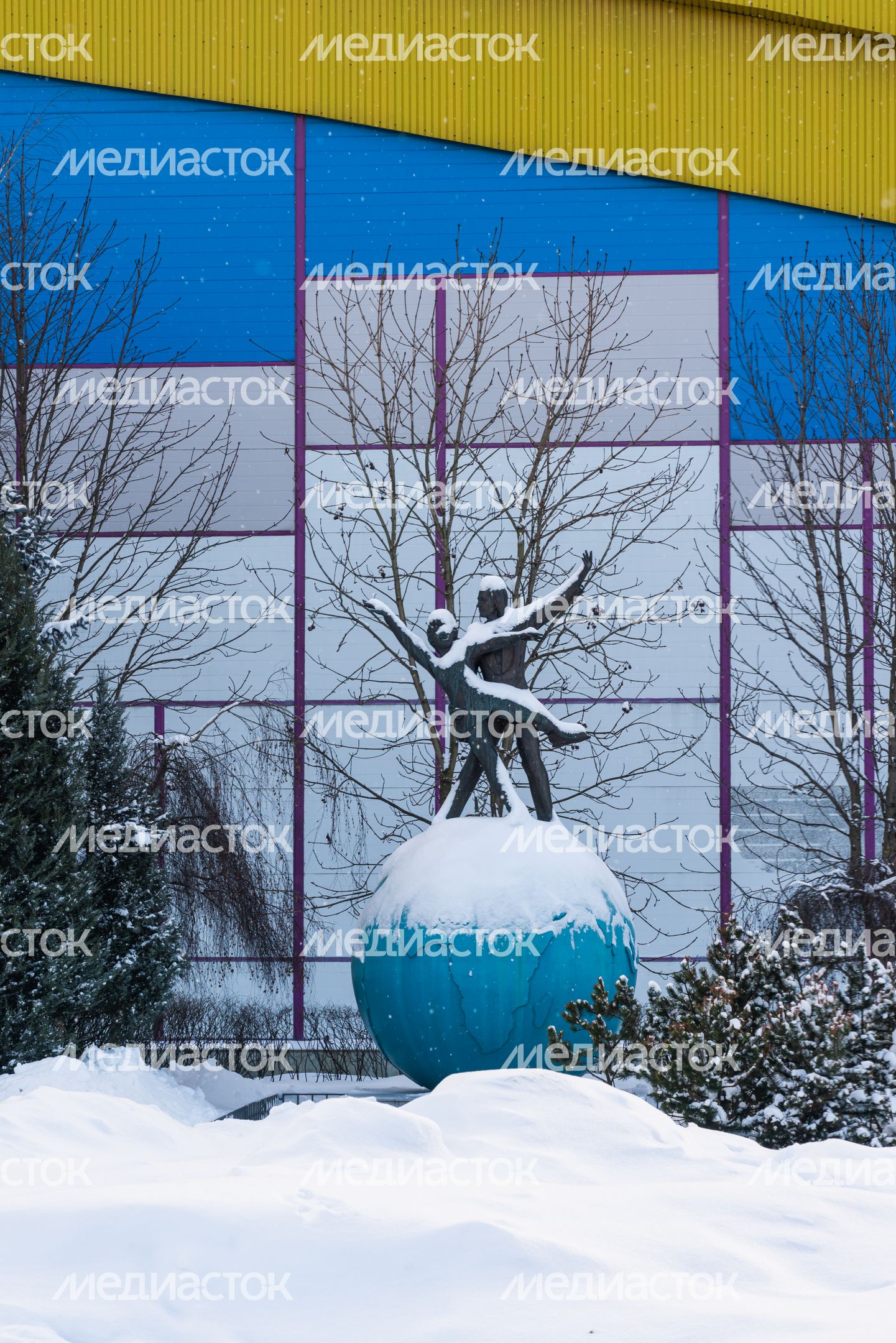 Памятник фигуристам Людмиле Пахомовой и Александру Горшкову в Одинцово