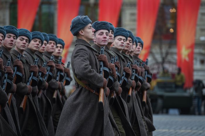 Торжественный марш в честь парада 1941 года на Красной площади в Москве