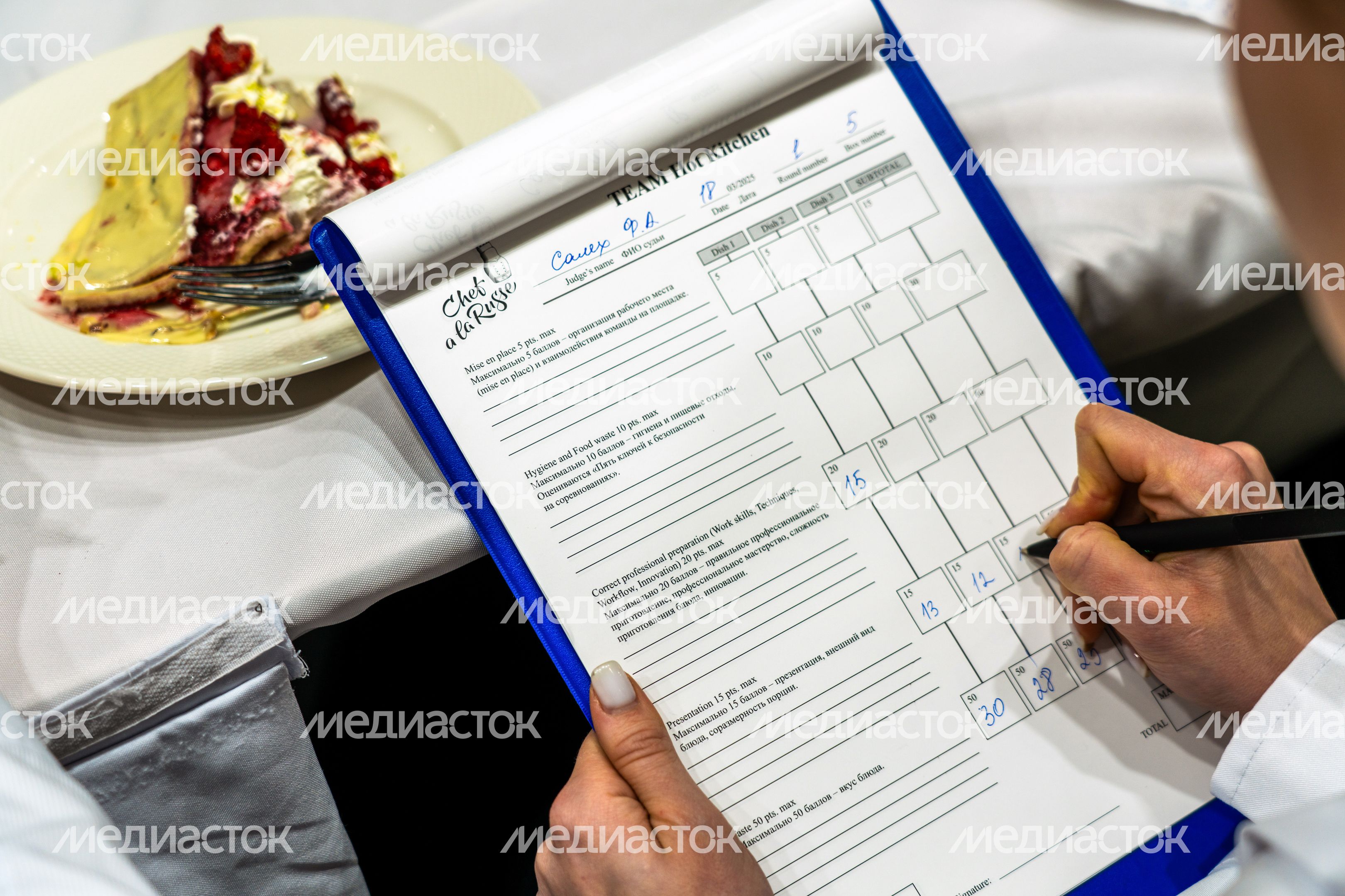 Всероссийский кулинарный чемпионат среди шеф-поваров Chef a la Russe прошел на выставке Food Expo Всероссийский кулинарный чемпионат среди шеф-поваров Chef a la Russe прошел на выставке Food Expo