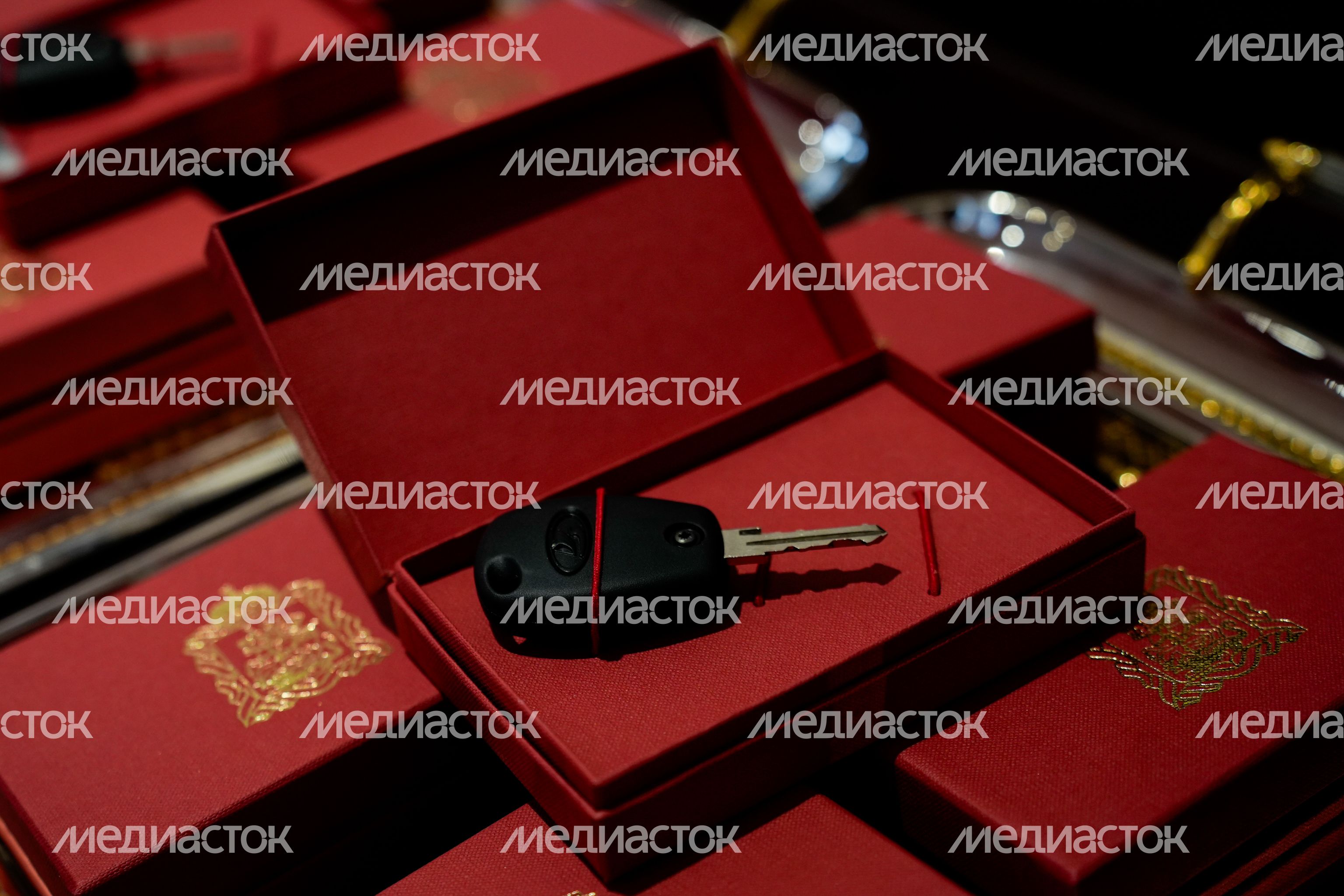 Ветеранам СВО и семьям погибших Героев вручили ключи от автомобилей Ветеранам СВО и семьям погибших Героев вручили ключи от автомобилей