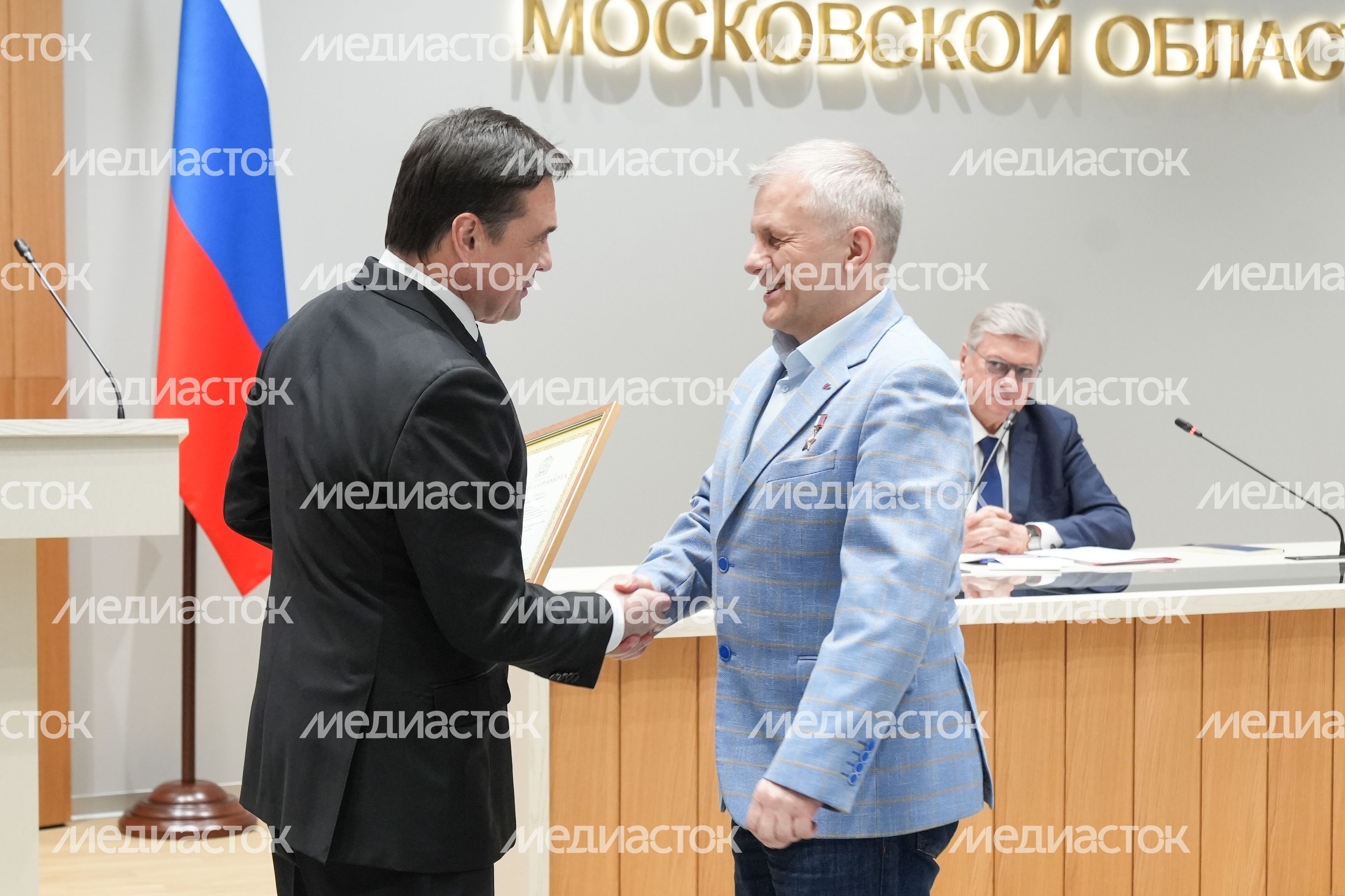 Андрей Воробьев поблагодарил общественников за работу и вручил им областные награды
