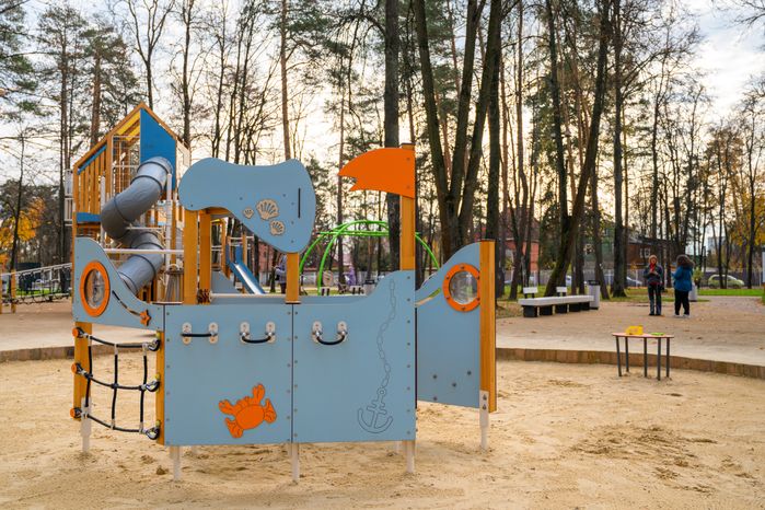Детская площадка в Летнем парке Малаховки округа Люберцы осенью
