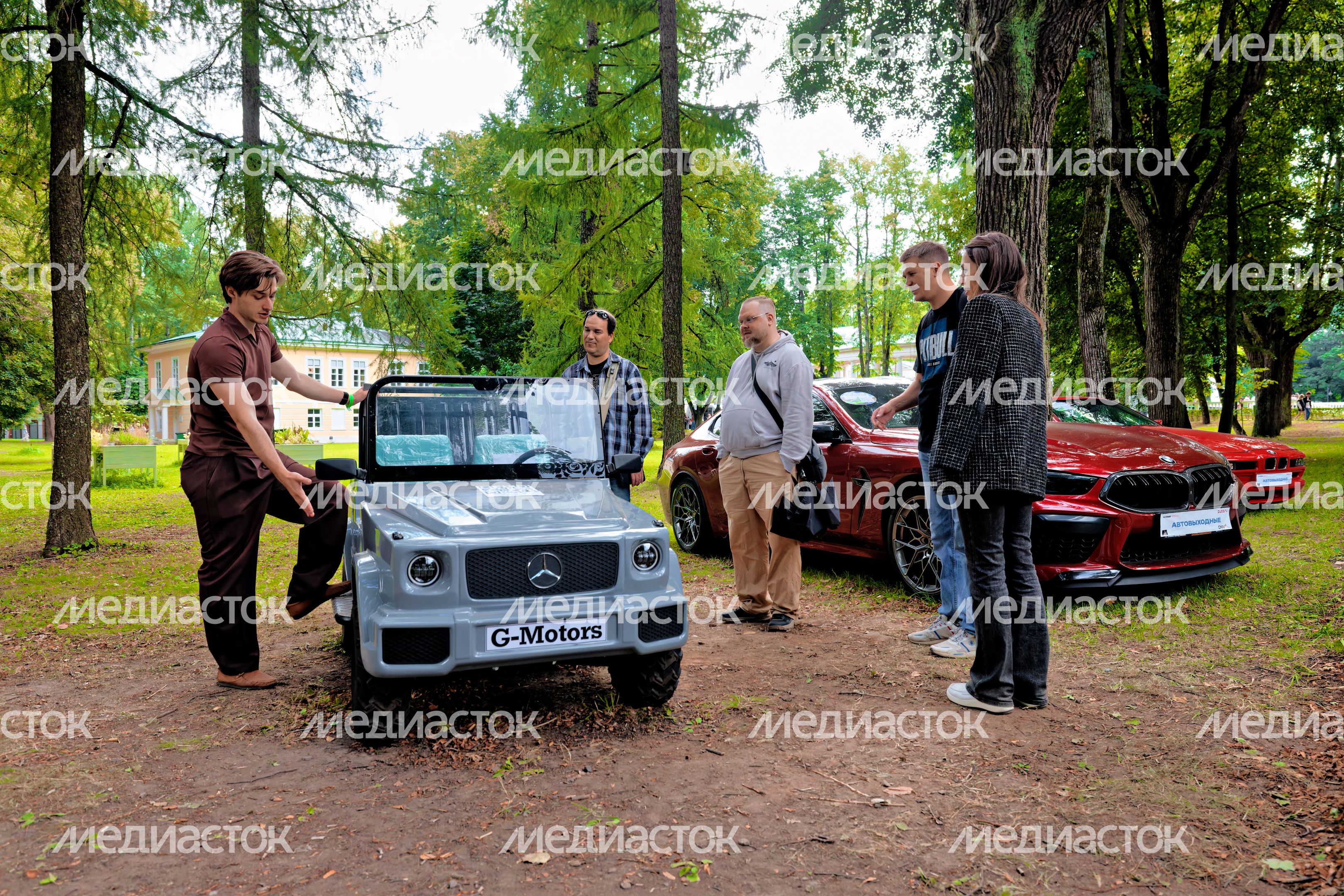 Ретроавтомобили и суперкары на автофестивале «Автовыходные в Архангельском» в округе Красногорск
