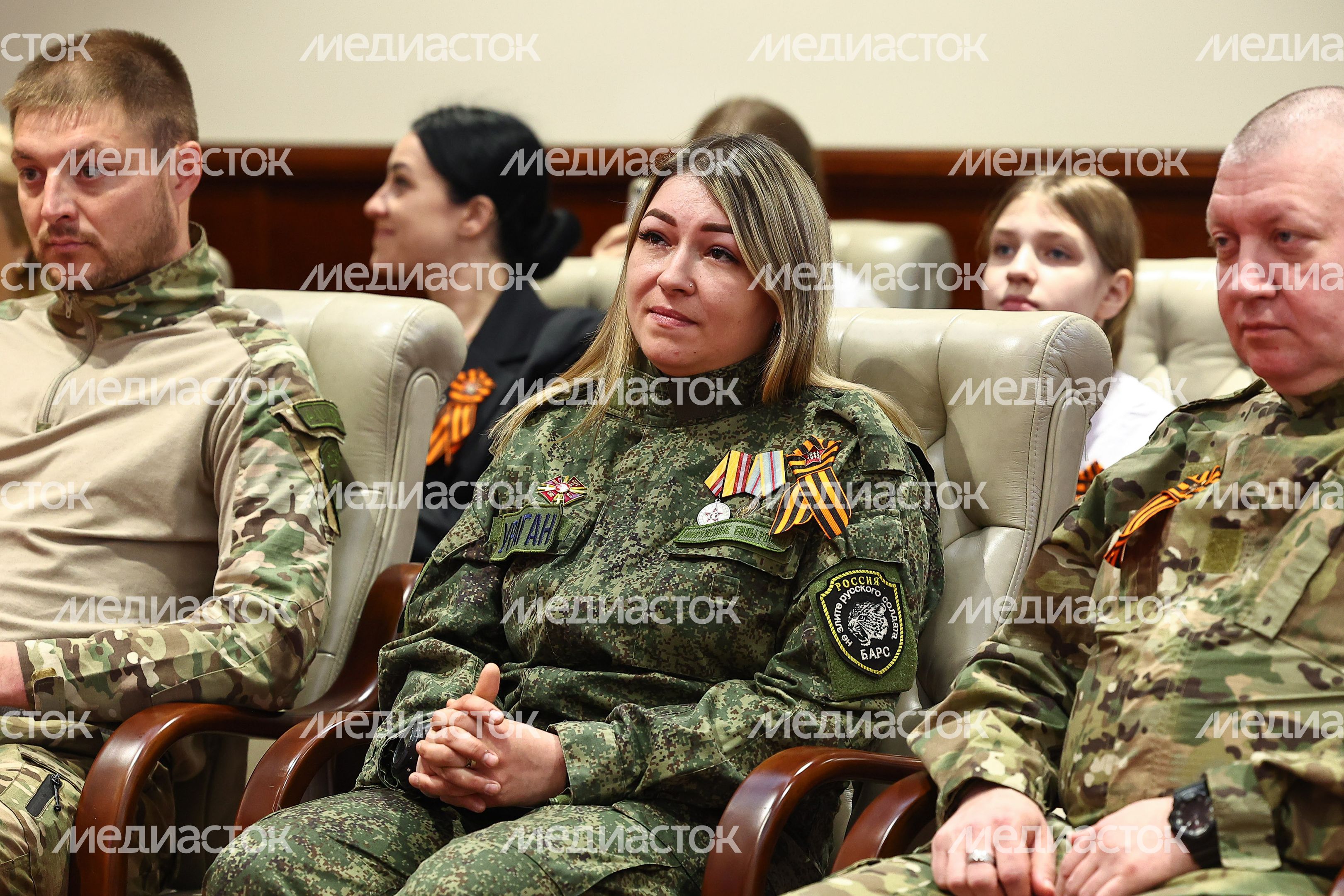 Губернатор вручил государственные награды добровольцам отряда БАРС
