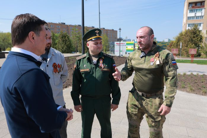 Андрей Воробьев вместе с ветеранами СВО возложил цветы к стеле в Можайске