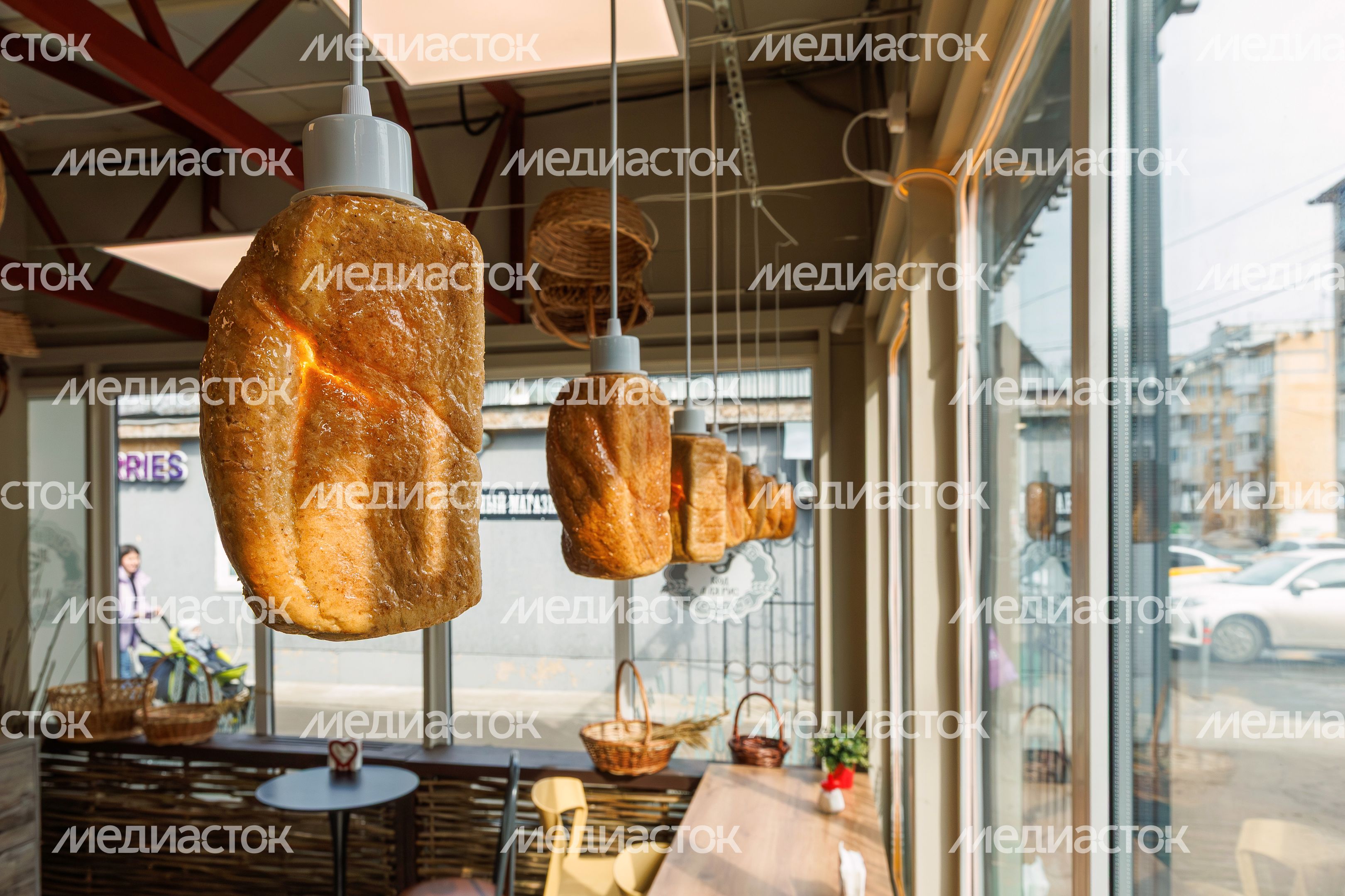 Светильник в виде буханки хлеба в пекарне «Машенька» в Красково округа Люберцы