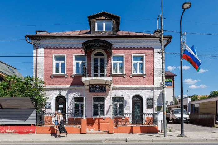 Летние виды улицы Московской со старинными домами в Звенигороде