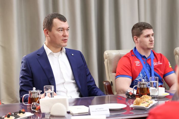 Михаил Дегтярев поздравил команду по следж-хоккею «Гвардия» с победой