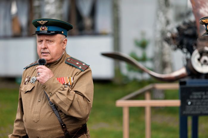 Патриотическое воспитание: возложение цветов к памятнику летчикам в аэроклубе ВВС Одинцовского округа ко Дню Победы
