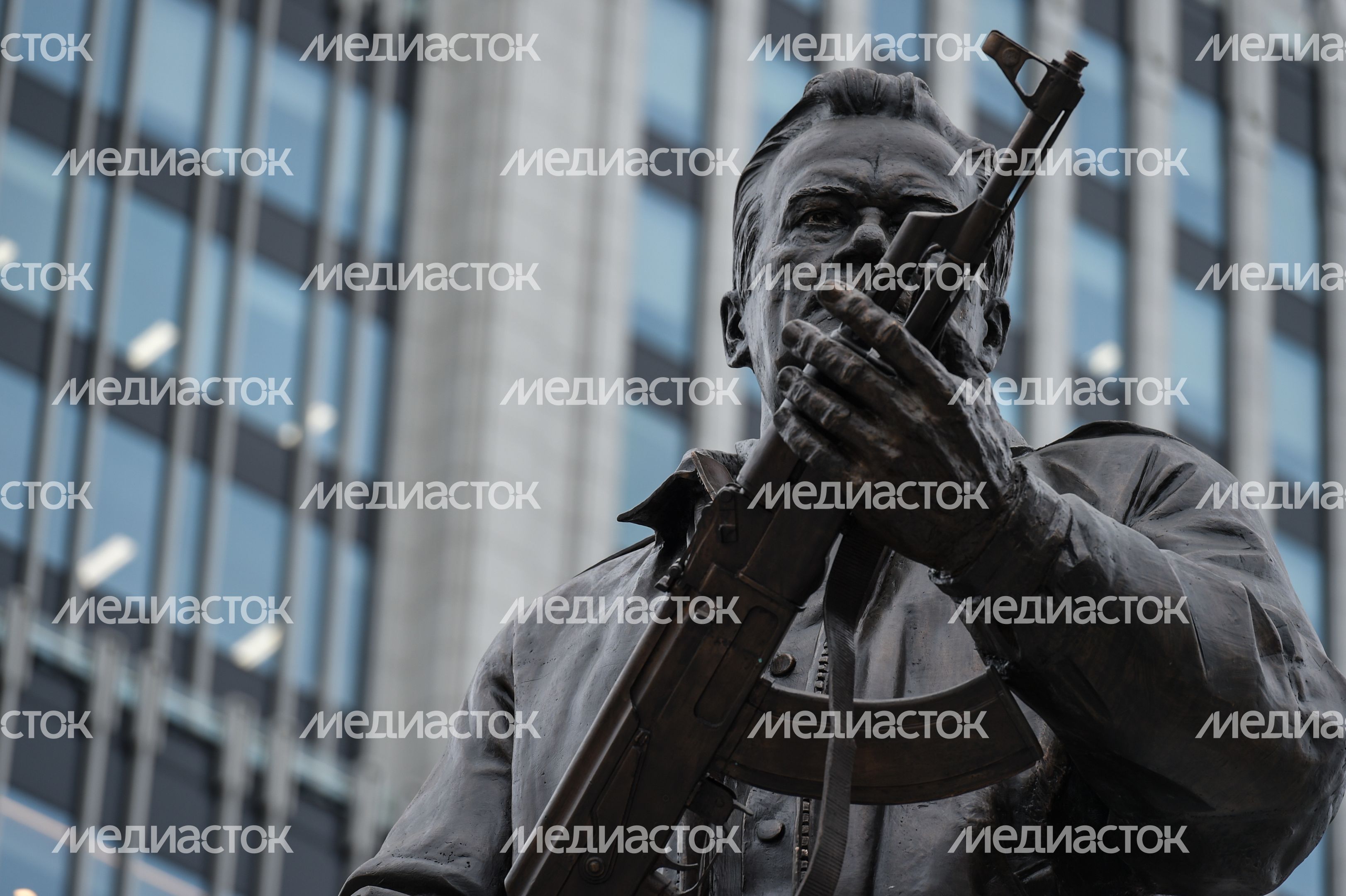 В Москве торжественно открыли памятник Михаилу Калашникову