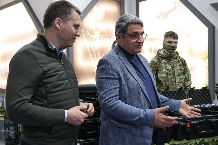 Команда губернатора Московской области передала бригаде спецназа ВДВ тепловизоры и дроны