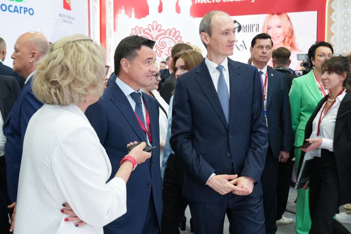 Дмитрий Григоренко посетил подмосковный стенд на ПМЭФ-2026
