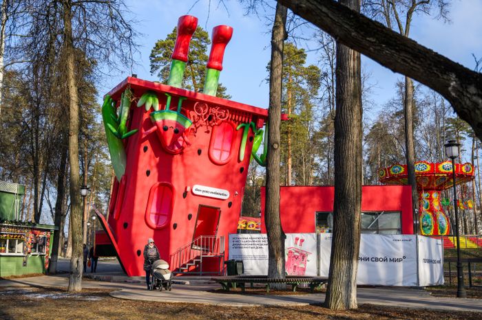 Перевернутый дом в Раменском городском парке культуры и отдыха
