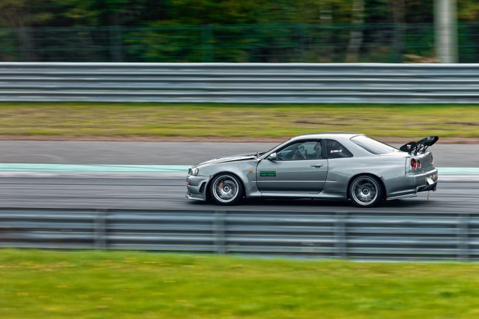 Дрифт-гонка автомобилей по автодрому Moscow Raceway на фестивале «Дрифт Экспо» в Волоколамске