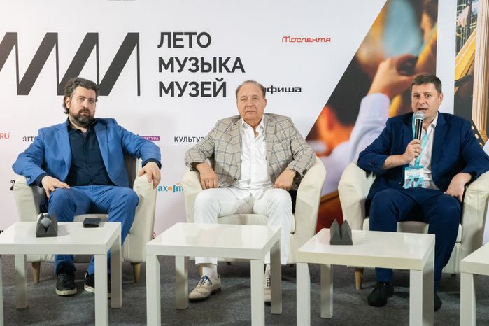 Художественный руководитель фестиваля Дмитрий Юровский и композитор Максим Дунаевский во время пресс-конференции