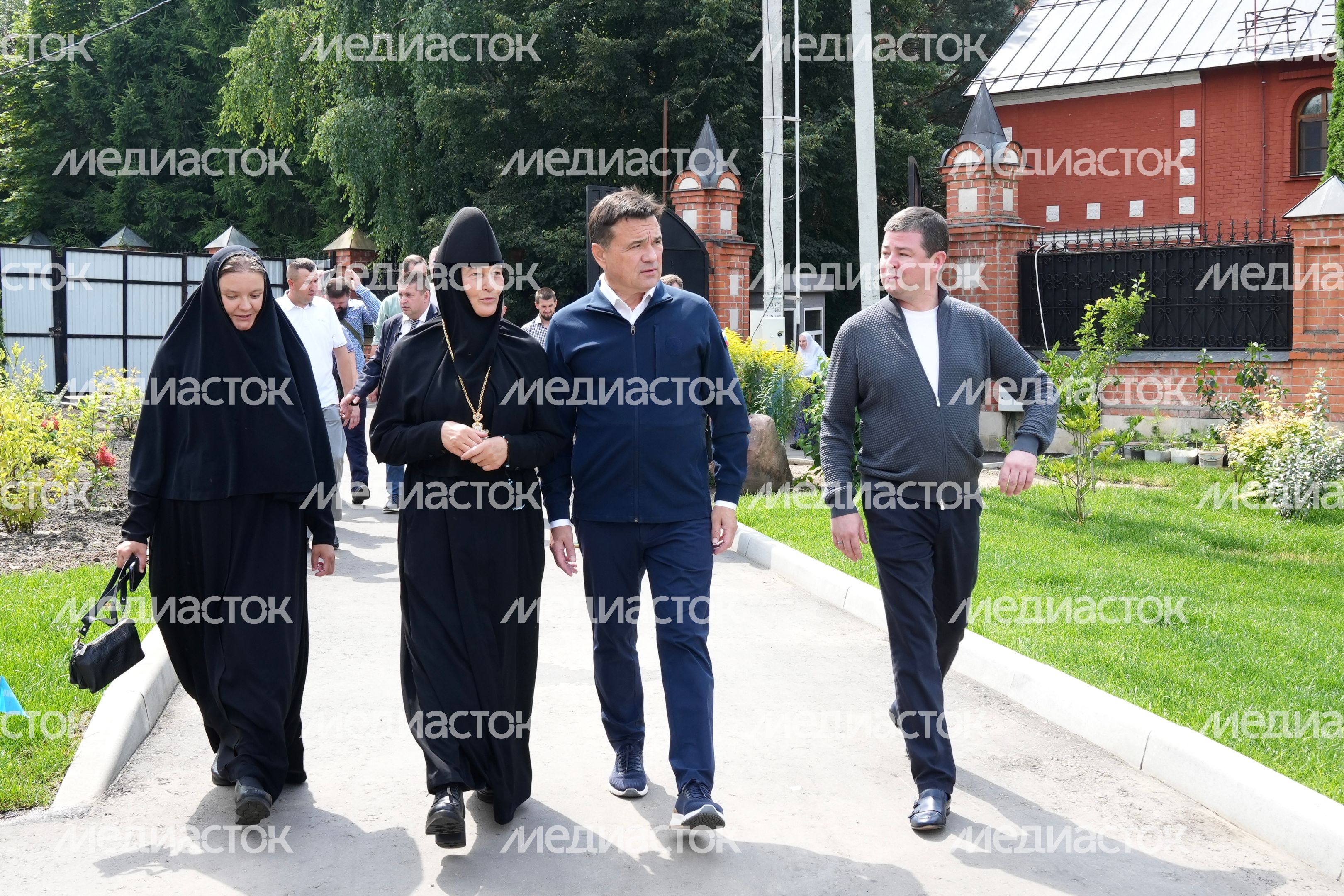 Андрей Воробьев поздравил настоятельницу и воспитанниц Покровского женского монастыря Андрей Воробьев поздравил настоятельницу и воспитанниц Покровского женского монастыря