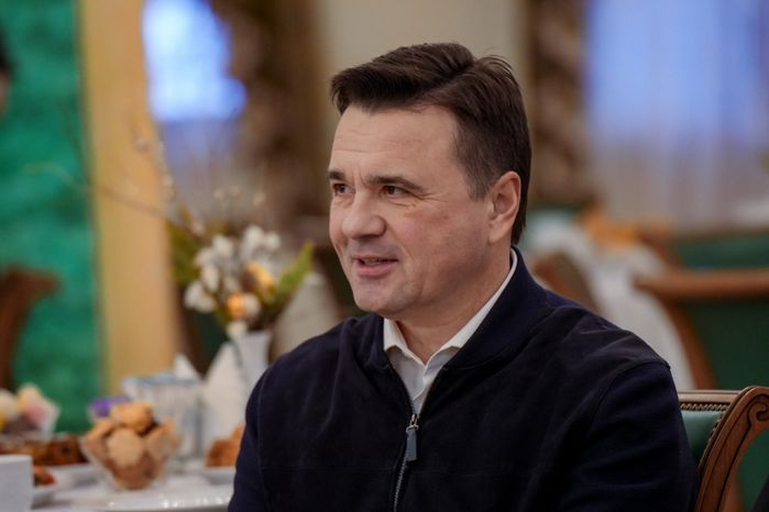 Андрей Воробьев поздравил с Новым годом воспитанниц детского приюта при Покровском монастыре