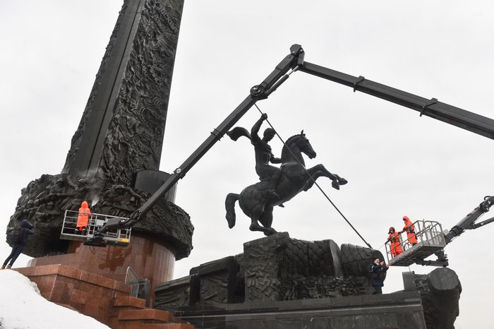 Промывка после зимы Монумента Победы на Поклонной горе в Москве