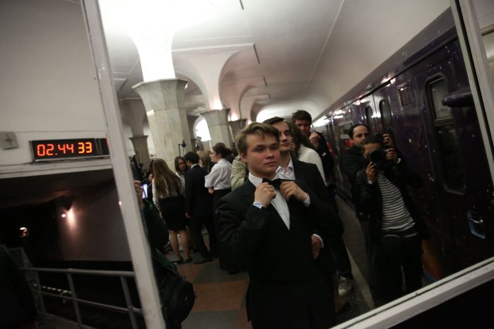 Ночной оперный концерт на станции метро «Кропоткинская» в Москве