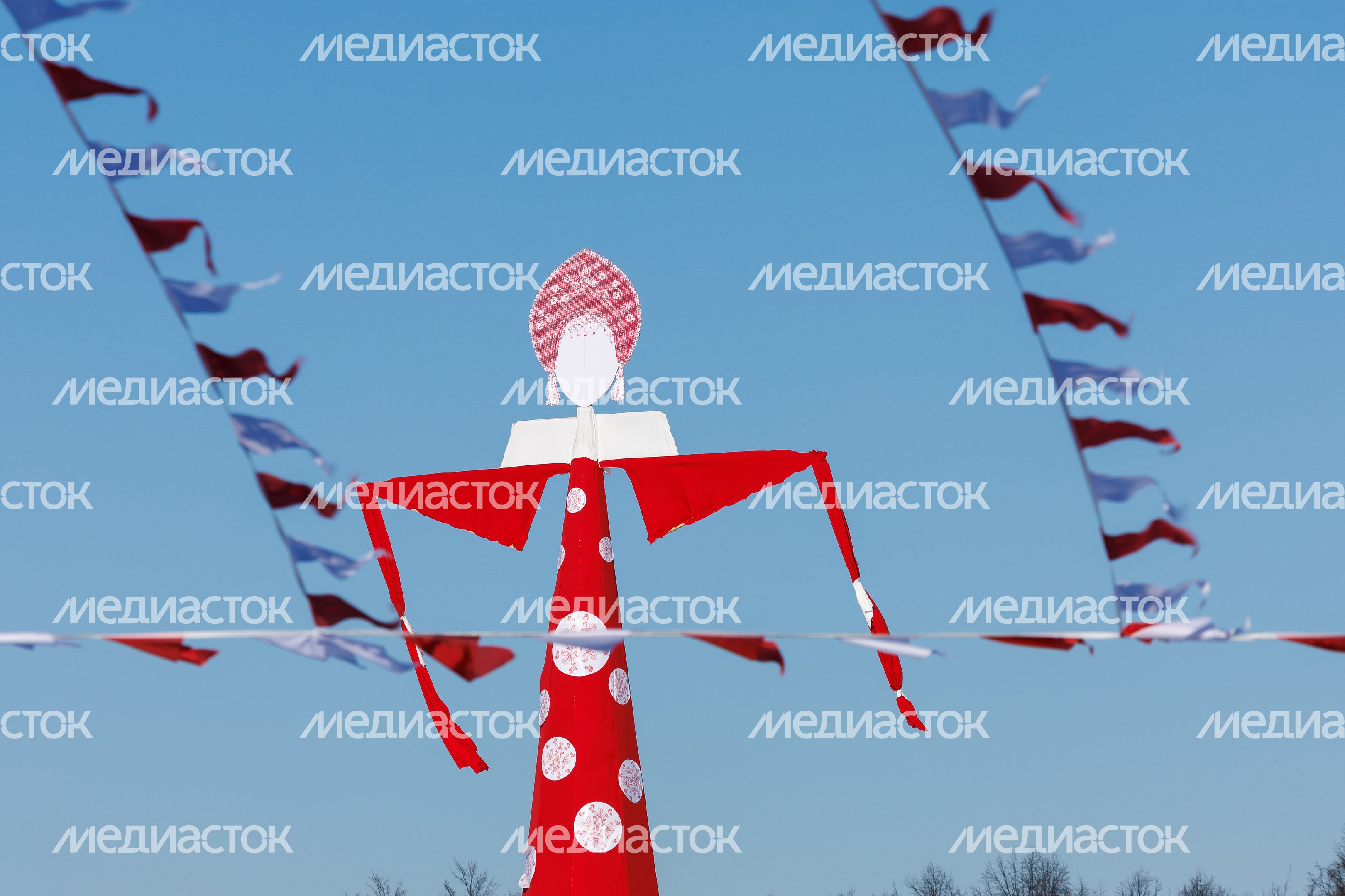 В Горках Ленинских сожгли самое высокое в России чучело Масленицы