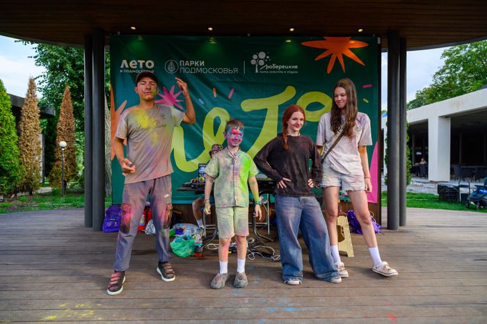 Фестиваль красок Holi Dance в Наташинском парке в Люберцах