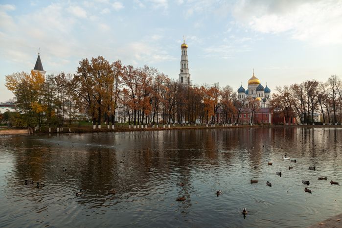 Осенние виды набережной Верхнего пруда возле Николо-Угрешского монастыря города  Дзержинский округа Люберцы