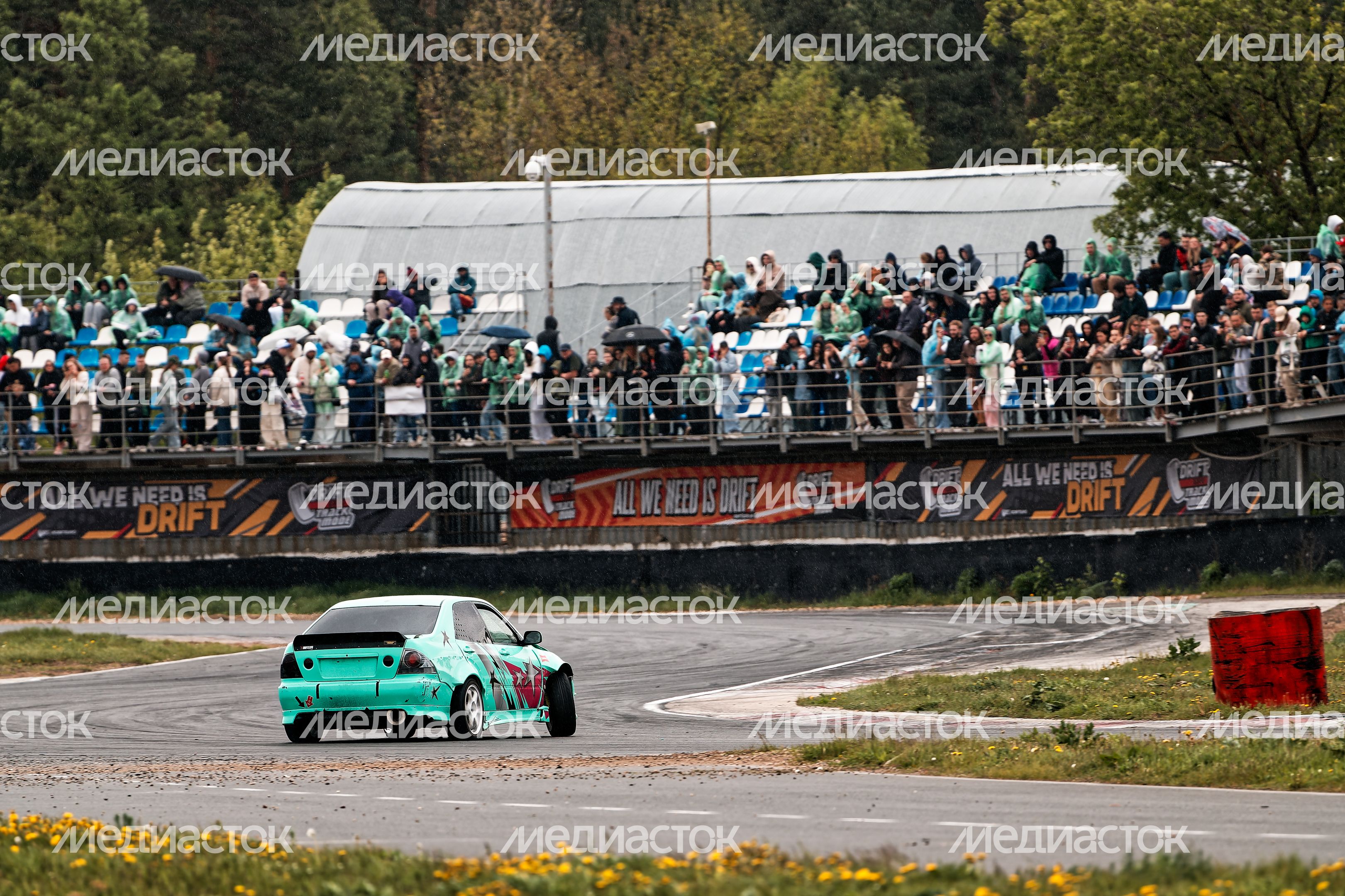 Гонка автомобилей на дрифт-фестивале скорости и драйва Drift Expo Track Mode 2025 Гонка автомобилей на дрифт-фестивале скорости и драйва Drift Expo Track Mode 2025