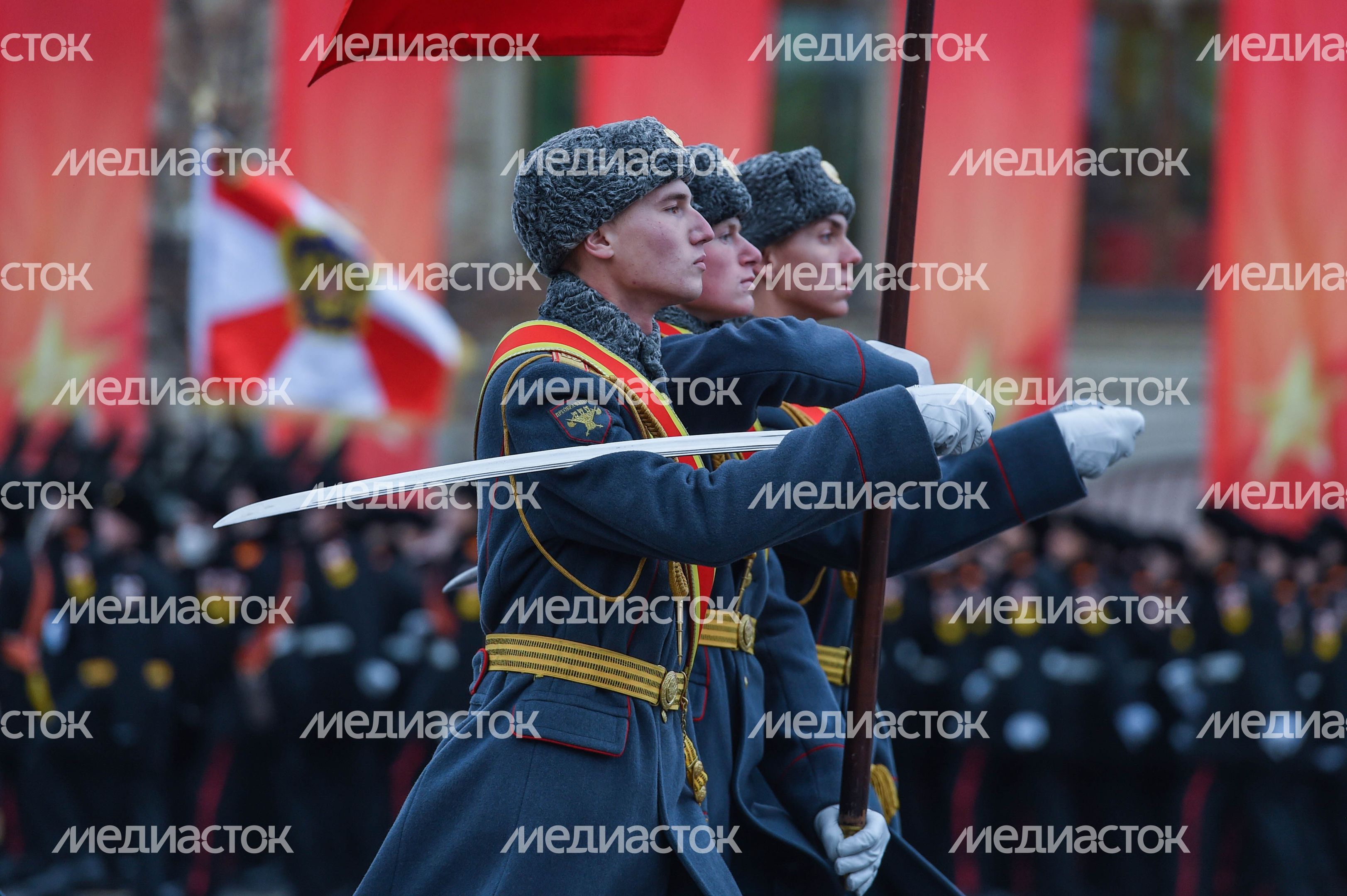 Торжественный марш в честь парада 1941 года на Красной площади в Москве