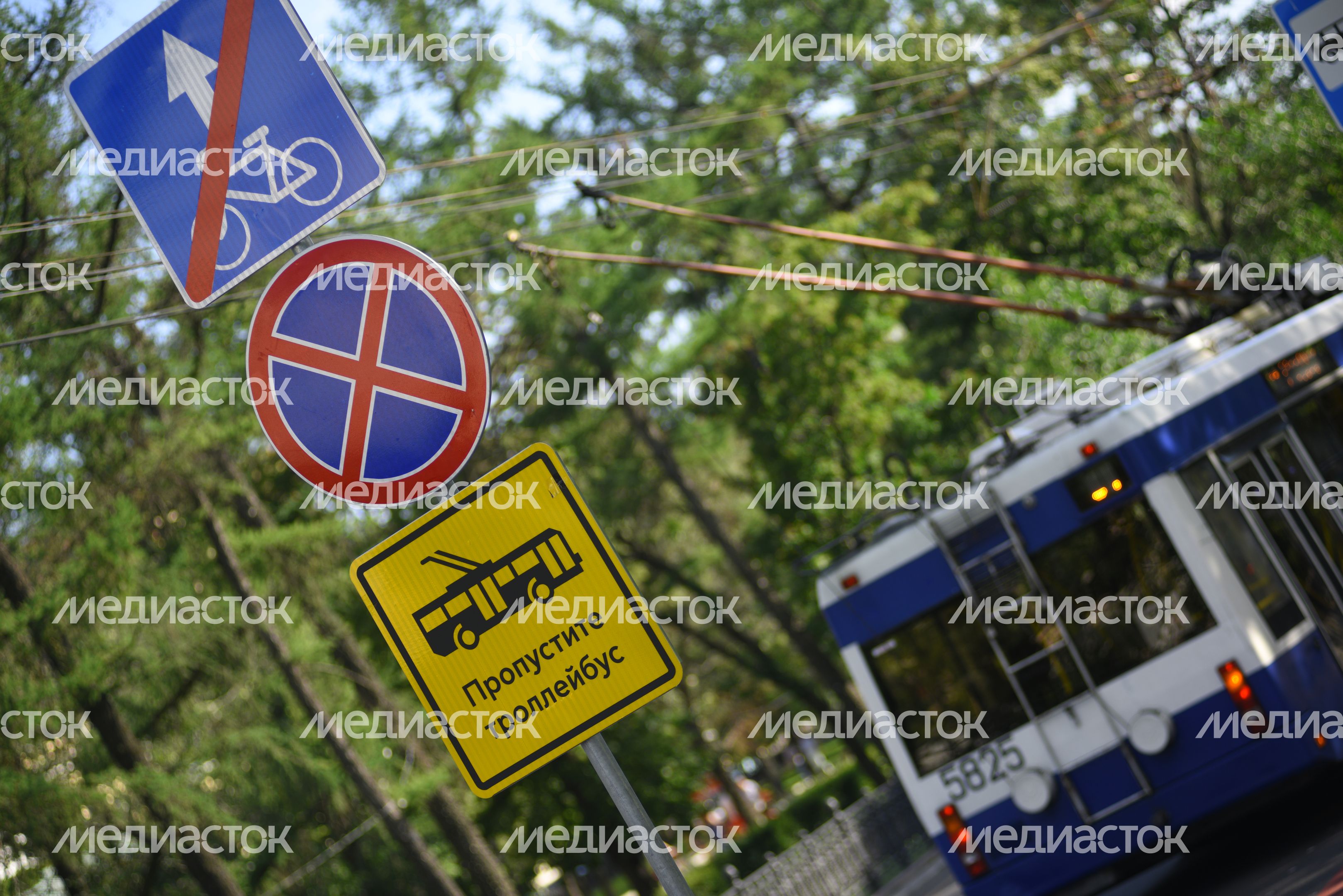 Дорожные знаки на Тверском бульваре в Москве Дорожные знаки на Тверском бульваре в Москве