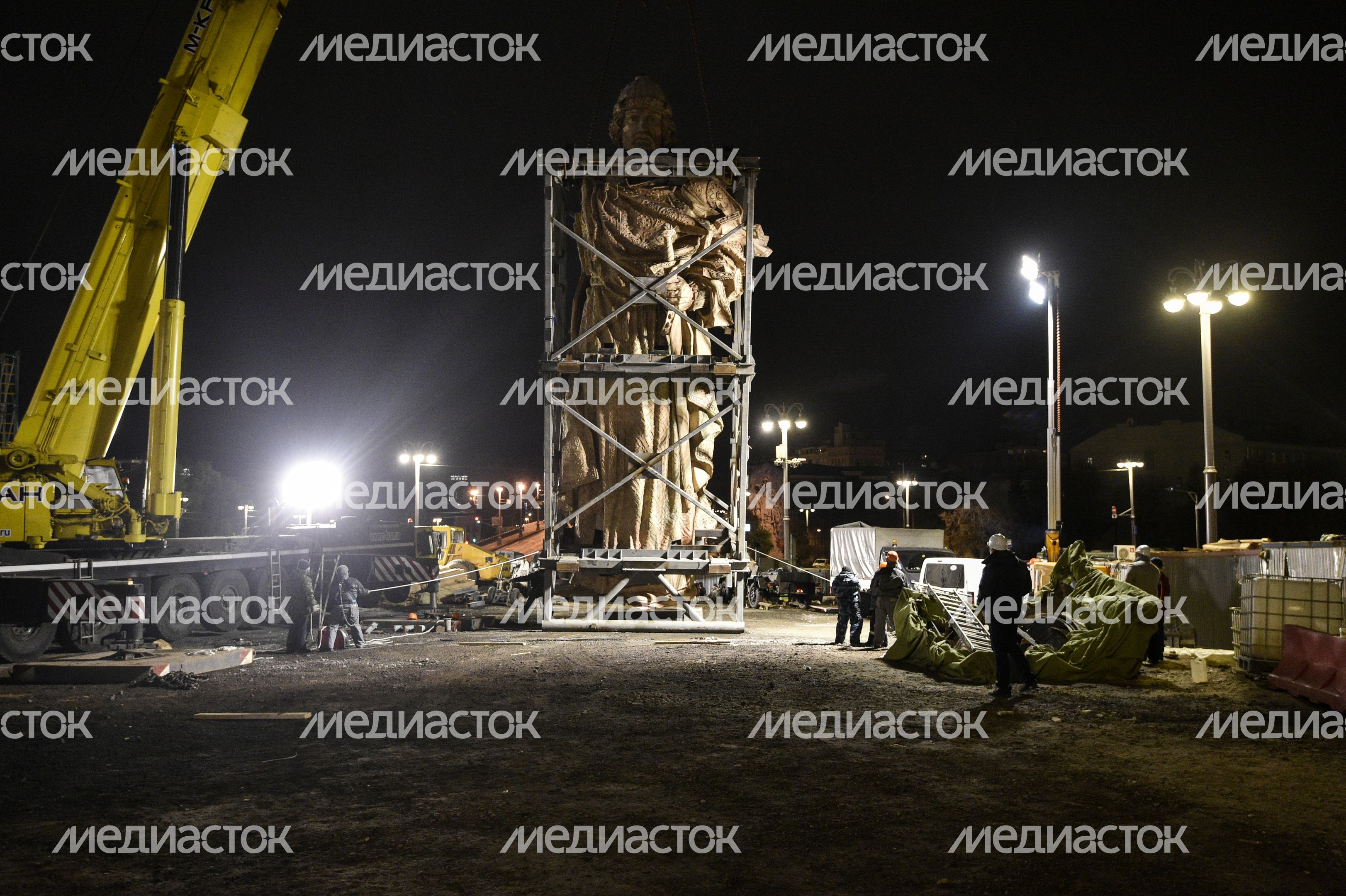 Установка памятника князю Владимиру в Москве